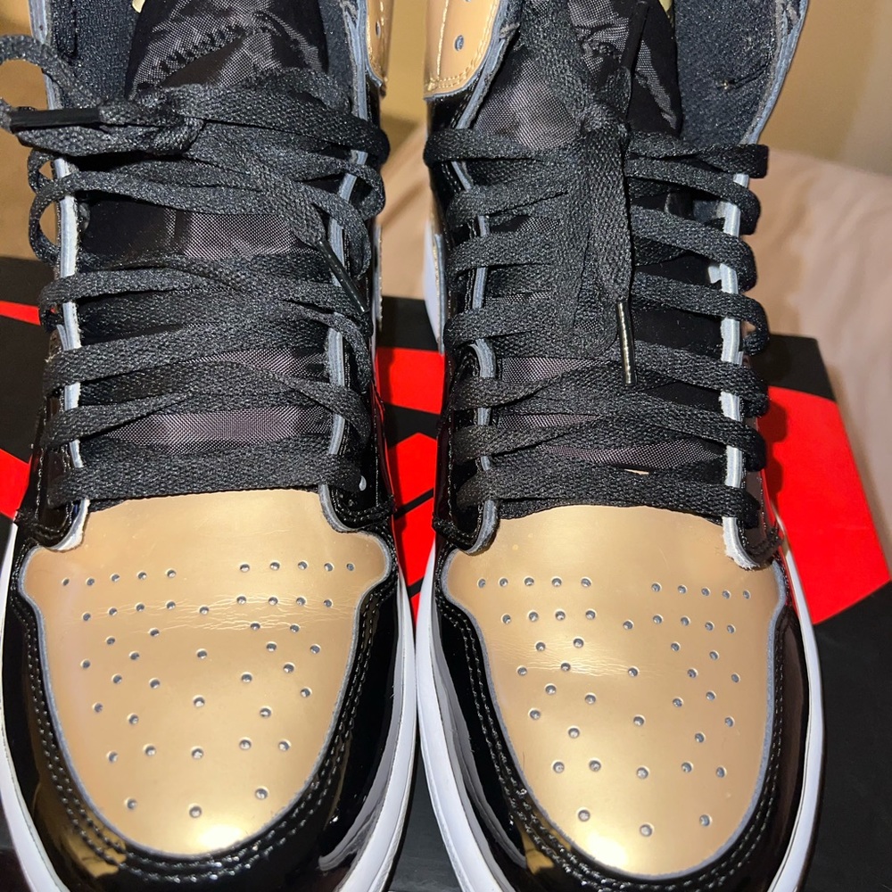 Jordan 1 Retro High OG black/gold